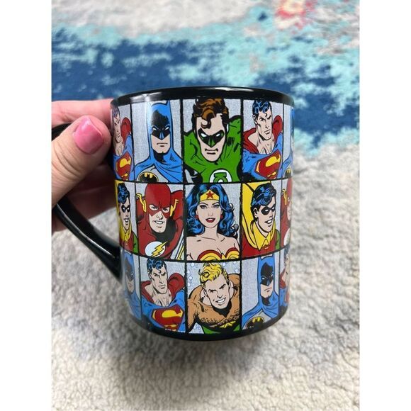 DC Comics 2015 Coffee Cup - Picture 3 of 3
